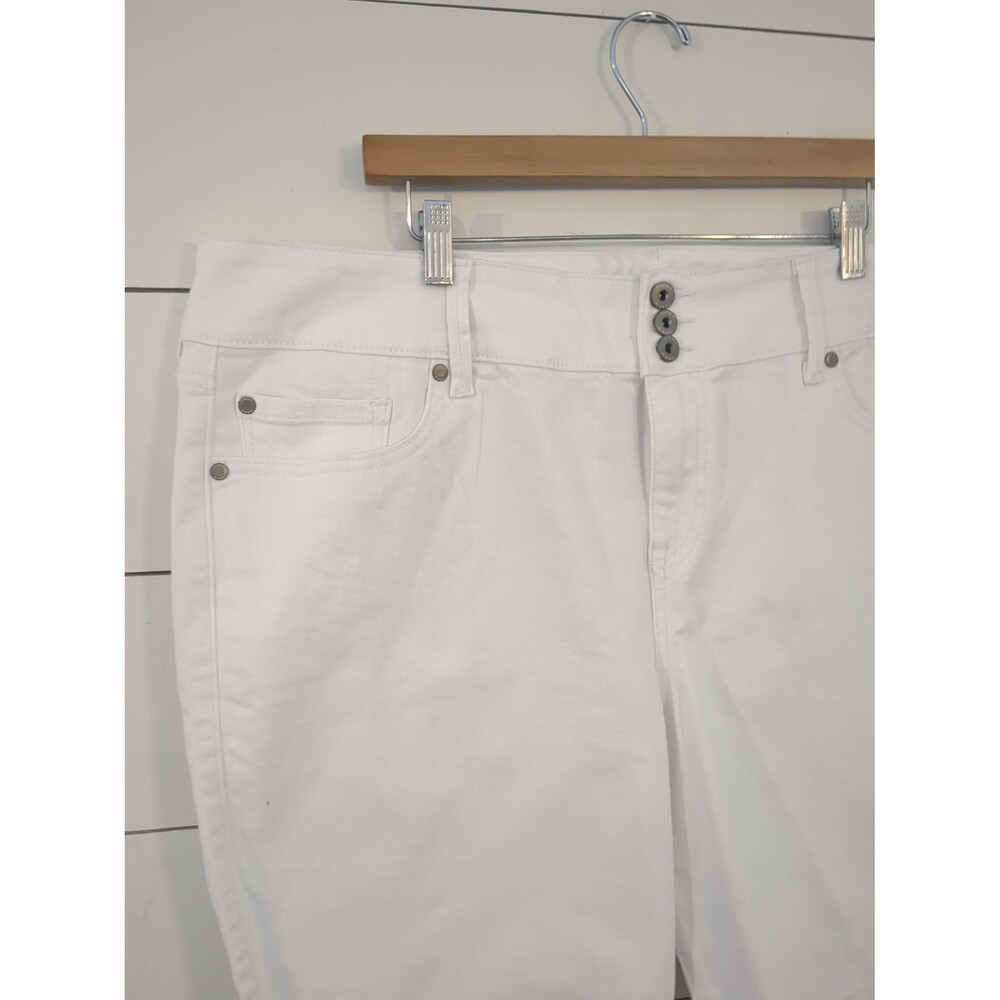 Torrid white shorts size 24 cotton spandex beach summer boho cottage